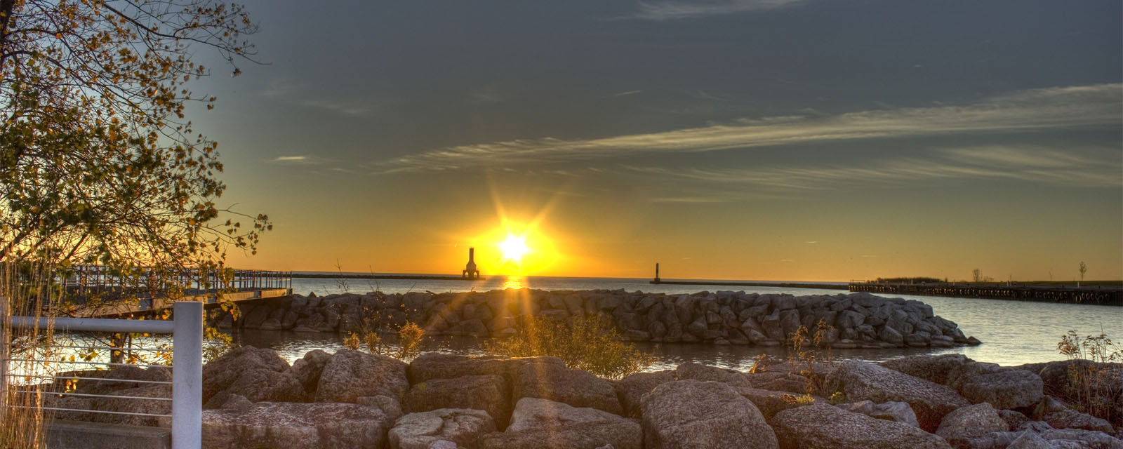 https://www.goodfreephotos.com/united-states/wisconsin/port-washington/wisconsin-port-washington-bright-sunrise-over-the-lake.jpg.php